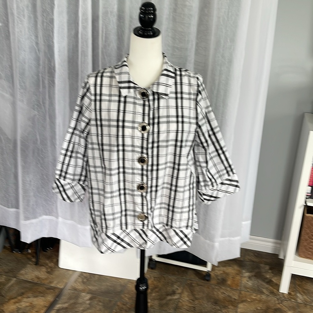 Stylish rain jacket good for the car when running around doing errands. Size M